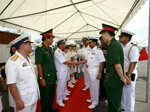 Representatives of Vietnam People's Navy received Indian crew at the HCM City Port (source: VNA)